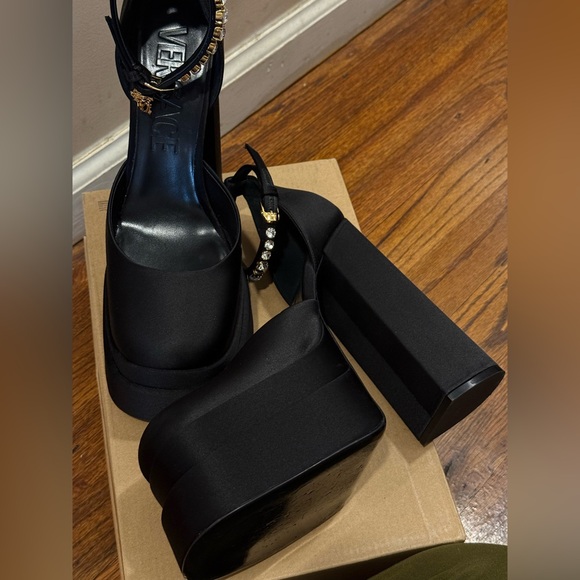 Black Versace platform heels.
Size 10 - Picture 4 of 7